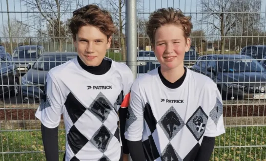 De nieuwe truitjes van de U13 van FC Galmaarden zijn een ontwerp van de Limburgse kunstenaar Jeff Swinnen