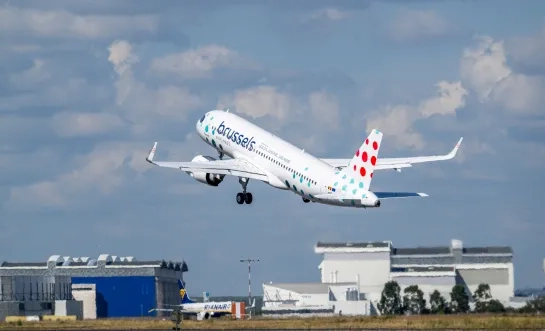 Een A320neo van Brussels Airlines stijgt op