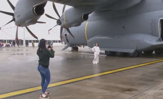 Communiefoto's laten nemen op de militaire luchthaven