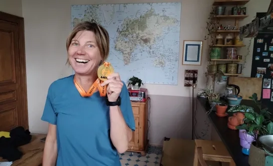 Een trotse Haïke De Vlieger toont haar medaille van de Marathon Des Sables