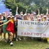 Supporters op post voor Tine Magnus