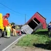 Vrachtwagen kantelt in Bever