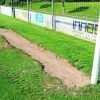 Voetbalveld onbespeelbaar doordat arbeider sleuf op doellijn graaft