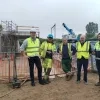 Met hydraulische vijzels wordt de 500 ton zware tunnelkoker via metalen glijbanen naar zijn definitieve plaats geschoven.