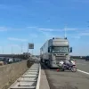 Ondanks het weekendverbod rijdt een vrachtwagen over het Viaduct van Vilvoorde