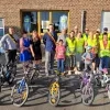 Het gemeentebestuur en de vrijwilligers van de Fietsbieb in Merchtem