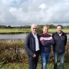 Burgemeester van Roosdaal Wim Goossens en twee buurtbewoners die zicht verzetten tegen de komst van een windturbine