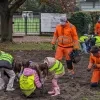 Leerlingen planten boerenkrokussen onder de auspiciën van de gemeentediensten