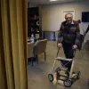 Jean-Marie bij zijn zelf ontworpen innovatieve rollator