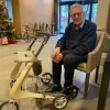 Jean-Marie naast zijn innovatieve rollator