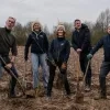 150 medewerkers van AG Insurance planten 4.000 bomen aan, grenzend aan het Hallerbos