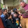 Eric van Natuurgroepering Zoniënwoud geeft uitleg in het Bosmuseum