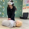 De leerlingen van de Middenschool leren reanimeren met een VR-bril op