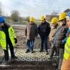 Buurtbewoners bij de eerste waterzuiveringsinstallatie in Pepingen