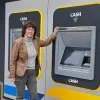 Schepen Gerda Verhulst bij de Batopin-automaat in Steenhuffel