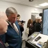 Vice-eersteminister Jan Jambon bij de bodyscanner op Brussels Airport