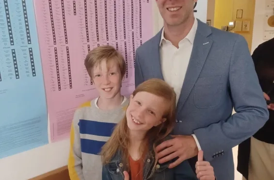 Peter Van Rompuy bracht zijn kinderen mee naar het stembureau