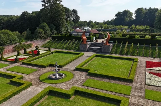 Kunstwerk 'Koesteren' in de Museumtuin in Gaasbeek