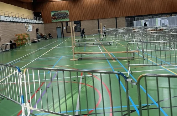 Een lege sporthal in Dilbeek