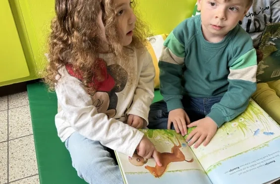 Twee kleuters ontdekken het nieuwe boekenaanbod op school