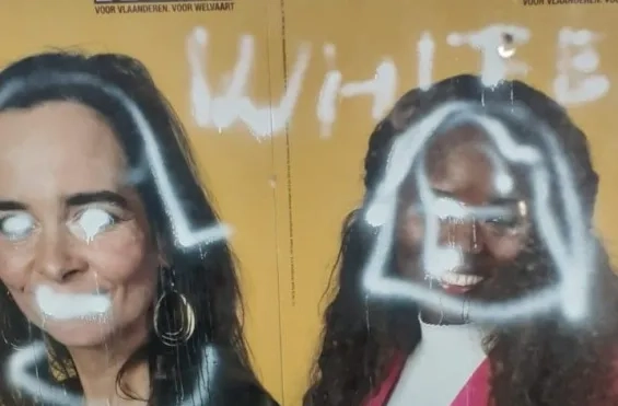 Op een verkiezingsbord van Assita Kanko, die voor N-VA op de Europese lijst staat, is 'white' geschilderd